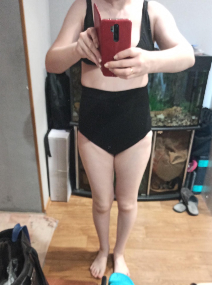 Хорошо утягивает животик. Первый раз натянуть довольно трудно, но после первого раза бандаж уже не такой тугой. Нигде не давит, не надо ничего закреплять самой, надел и забыл, он даже не чувствуется. Ребёнка держать не мешает, нет твёрдых выпирающих косточек. На охват живота 98 брала размер 75-100. И то уже кажется свободным