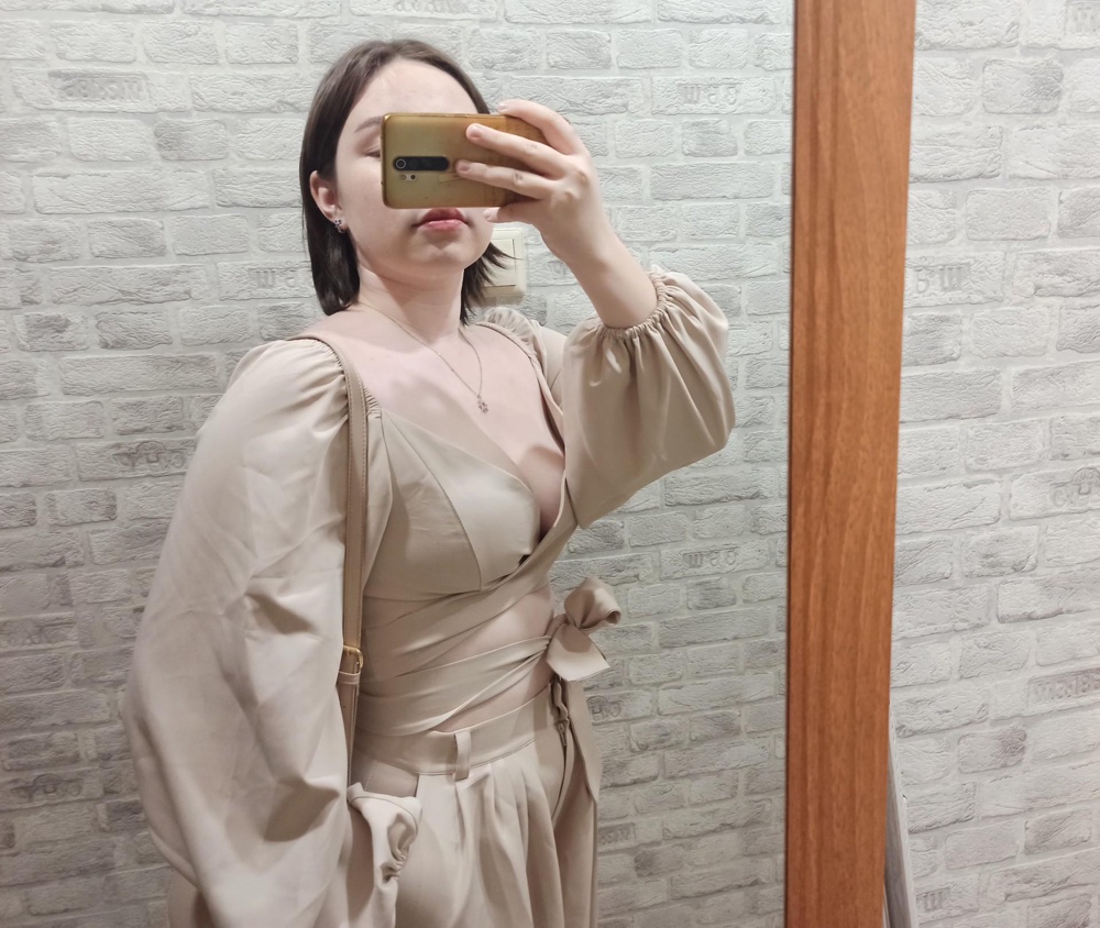 Костюм отрадный! Материал приятный к телу, в нем не жарко. На рост 172 подошло отлично, но придется немного сшивать в груди, чтобы случайно не расскрылось слишком сильно.