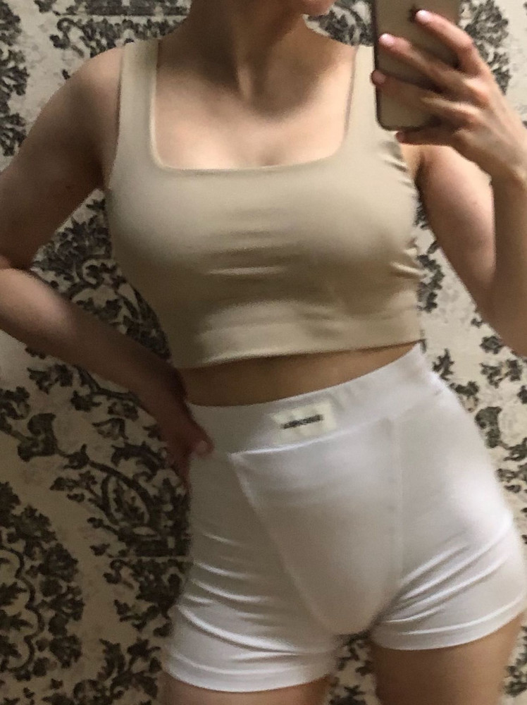 Теперь мой любимый топ, ОГ-примерно 89-91 см(размер 75В), больше понравилось как сидит размер М, а не S, ничего не сдавливает, но хорошо держит, очень плотный