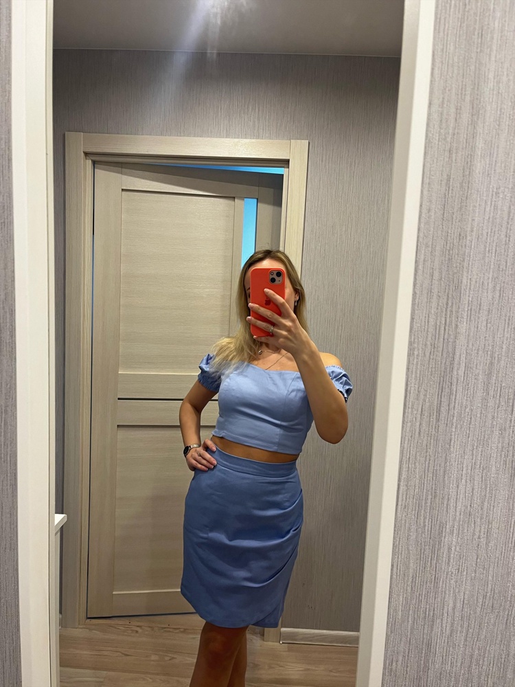 Интересная модель. Сел хорошо. Размер подошёл. Заказывала его к юбочке этого же бренда. Цвета немного отличаются у них. Но мне понравилось как сидит и я выкупила. Единственное нитки торчат в некоторых местах, считаю , что за такую цену можно было бы и аккуратнее сшить. 