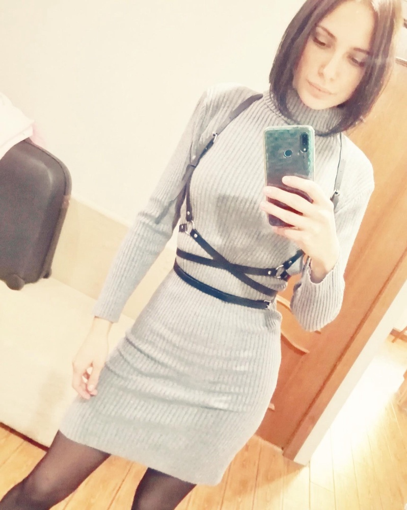 Отличная портупея, подошло к платью, я думаю, можно к чему угодно. Так же можно покрутить её, не только как на фото производителя надевать.