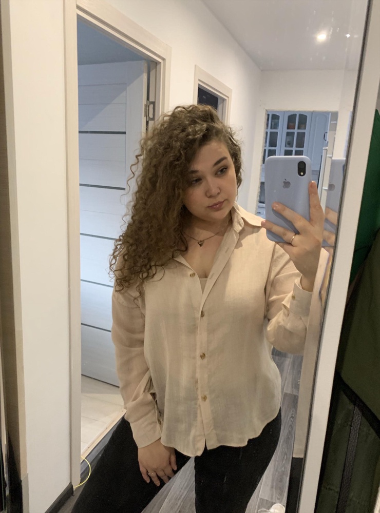 Замечательная летняя лёгкая рубашка 😍 Очень приятная к телу ткань. Размер М спокойно подходит даже на 50-52 и большую грудь. К качеству вопросов нет, все швы ровные, пуговицы пришиты хорошо. Я довольна покупкой и вам рекомендую!