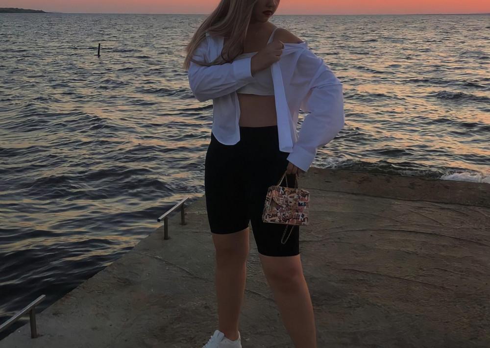 Рубашка очень хорошего качества, на лето самое то, в ней не жарко. Универсальная, базовая вещь, можно надеть под что угодно) приятно удивила доставка: была аккуратно сложена в пакетике, пришла в должном опрятном виде! спасибо продовцу! 🤍👼🏼