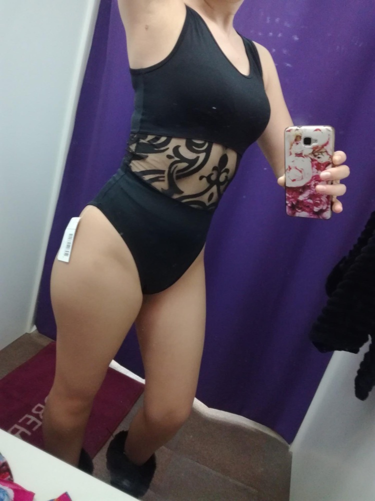 Купальник хороший, размер соответствует, но ещё тянется. Мой рост 156 см., но подойдет на девушку выше. Ткань эластичный трикотаж, не резиновый, как я ожидала. Хорошо впитывает на тренировках. Без застежек, что для меня плюс.