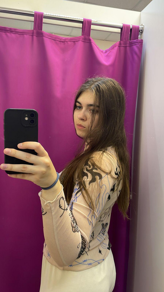 Очень классный топ, лучший из подобных на вб! ❤️размер выбирала по сетке все хорошо подошло(  мой размер размер М , рост 165)Качество отличное, рисунок четкий 