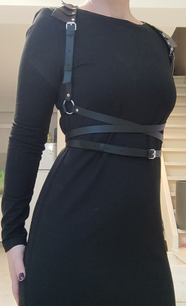 Я довольна) нужно было украсить простое чёрное платье. Результат полностью достигнут