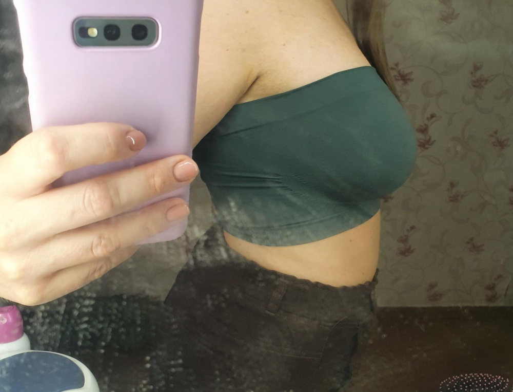 Отличный топ, думала, что на мой 48 будет пережимать все и торчать, но нет! Тянется хорошо, нигде не жмет, не спадает. Цвет не такой насыщенный, как на фото, но приятный! Материал прекрасный))