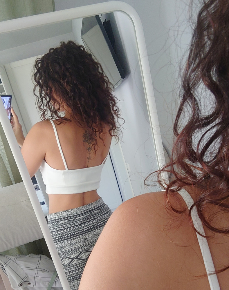 Отличный топ. Ткань плотная, приятная. Швы хорошие, ровные. Мне не сильно облегает.  Смотрится стильно. Я ношу с лифом. Без него большеват в груди. Взяла ещё черный 42 размера. Черный ношу без лифта, он облегает плотно. 