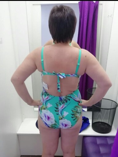 Купальник понравился,заказывала в двух цветах,темно-синий понравился больше по цвету.Изумрудный забрала подружка. Сшит качественно,немного утягивает и стройнит.Внутри подклад. К покупке рекомендую!!!