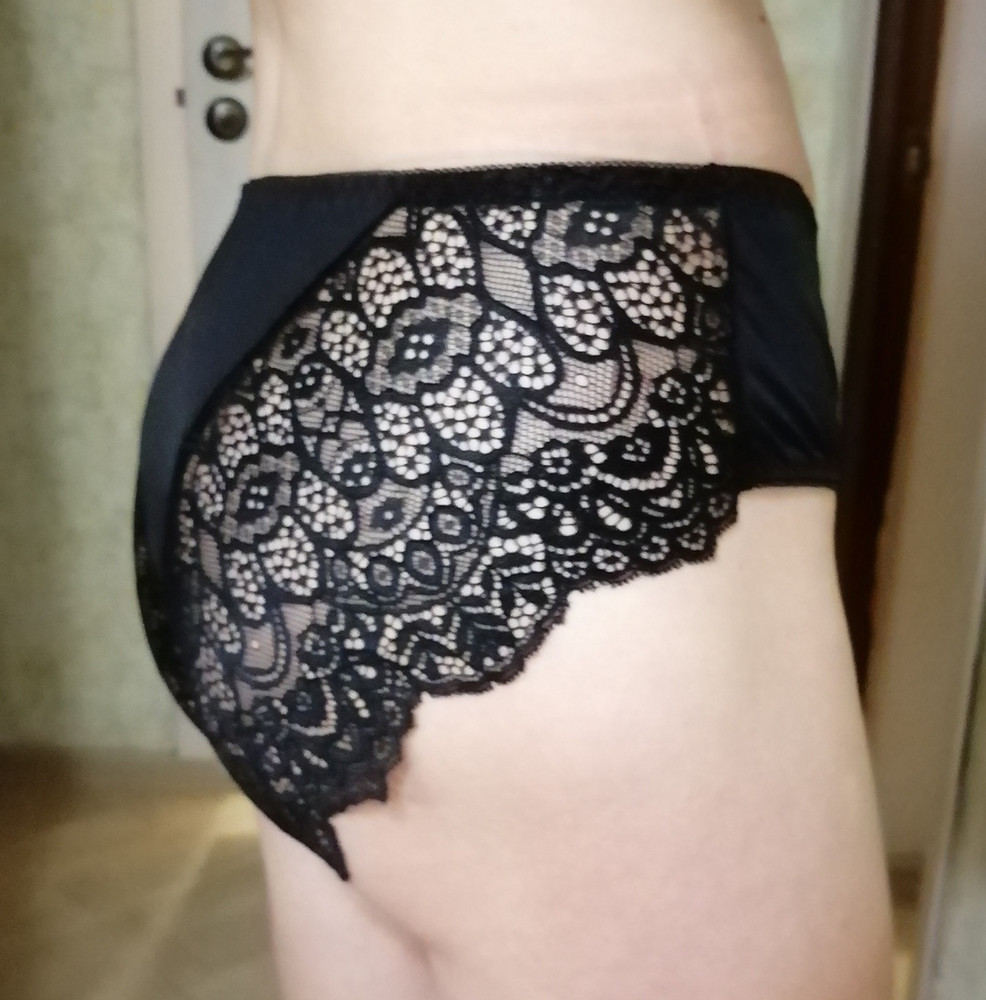 Трусы шелковистые, очень приятный состав. Кружево красиво смотрится. Идут в размер, не маломерят. Отличный набор с базовыми цветами.