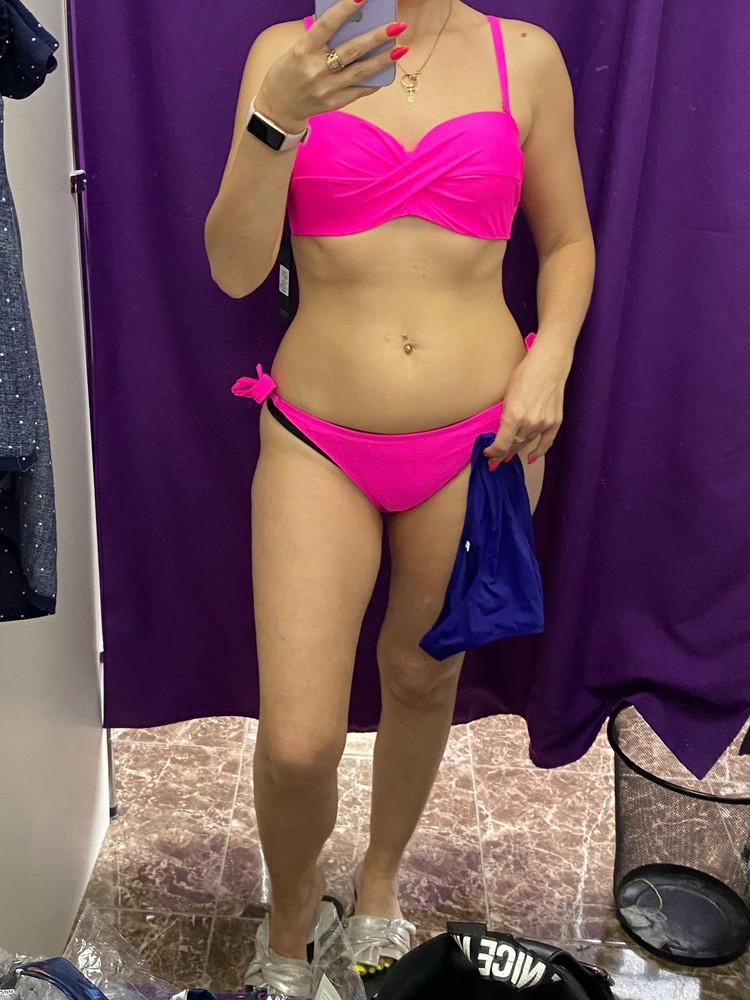 Хороший,удобно что плавки на завязках. Чашка села хорошо на маленькую грудь, без пустот, качество отличное 