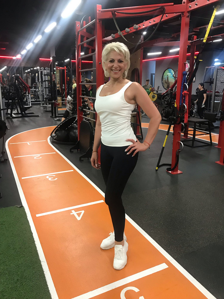 Очень приятный  к телу, не просвечивается, плотный материал.