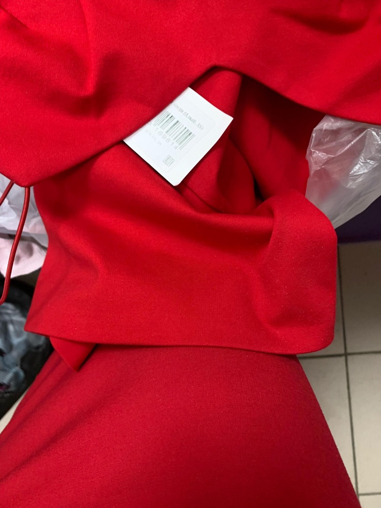 Заказала платье в 2х размерах. Пришли 2 разных цвета. Как такое возможно?? Из-за этого не смогла купить размер, т.к. цвет у него был какой-то выцветший по сравнению с другим размером.