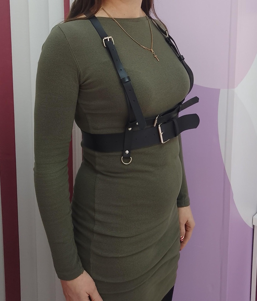 Очень долго искала универсальную портупею,и , наконец,нашла! Сочетается как с объемными вещами, блузками и т.д., так и с вещами из стрейч. Портупея классная, с ней можно создавать образы абсолютно для всех ситуаций)))