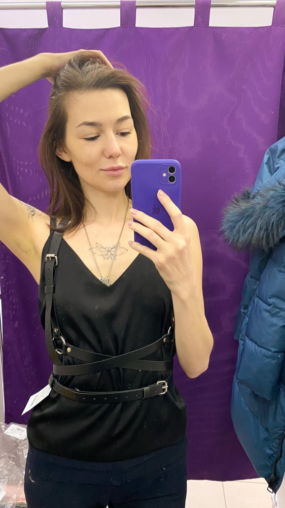 Сначала оказалась большеватой, перезаказала на размер меньше и села как надо. Качество отличное, кожа, вкусно пахнет. Удобно регулировать и надевать, рекомендую