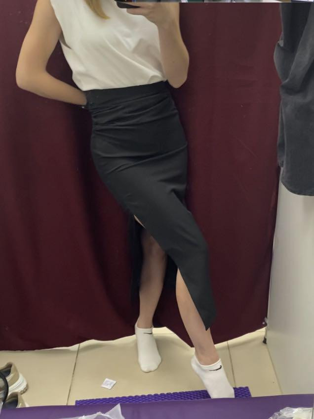 Хорошая юбка! В талии большая, отнесу в ателье. Выглядит 👍🏻👍🏻👍🏻