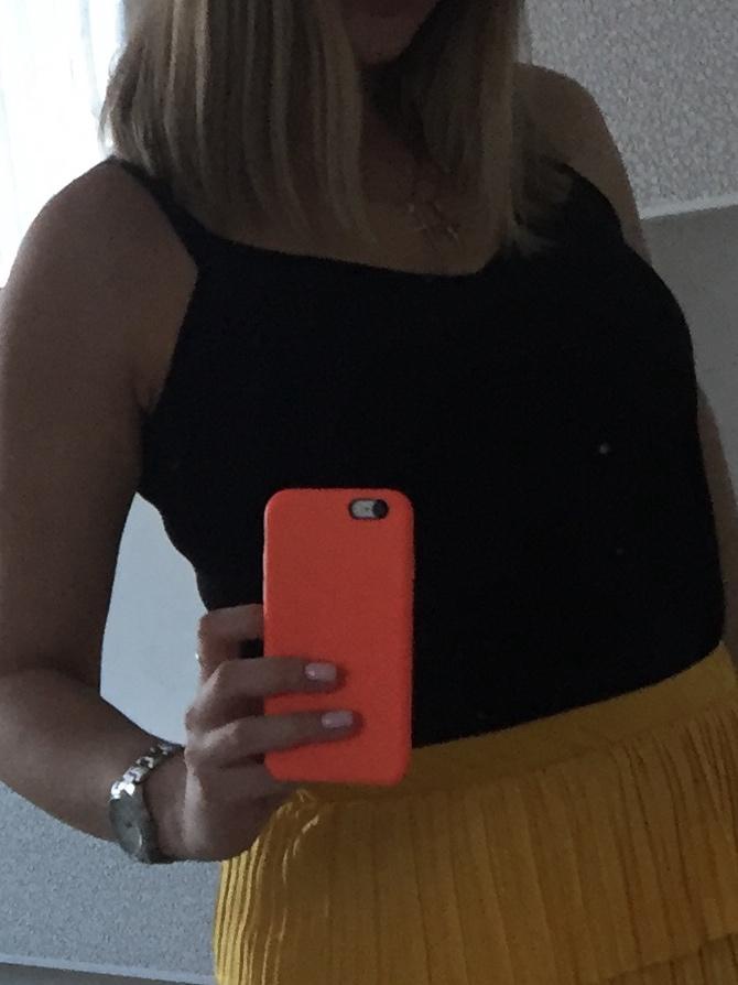 Сидит хорошо 👌 ткань матовая, костюмная