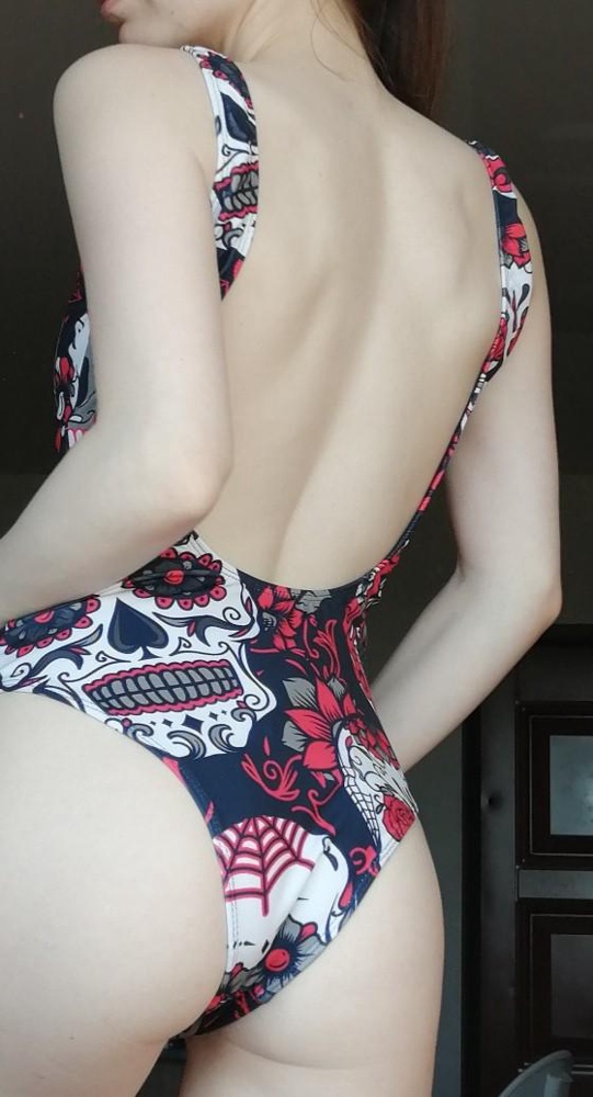 Замечательный купальник, сел по фигуре идеально, цвет яркий, где надо прикрывает, ничего не трется, не натянуто, нет чувства дискомфорта, сел будто по фигуре идеально, кажется, этот купальник именно для меня. Заказывала первый раз, и в полном восторге. На счёт как быстро сохнет не могу сказать, пока не открыт сезон, но если испробую, дополню комментарий.