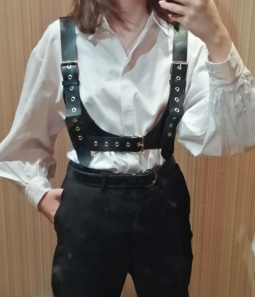 не плохая портупея, не линяет, но немного большая, пришлось делать ещё дырки. плюс есть изгибы при которых повредились лямки.