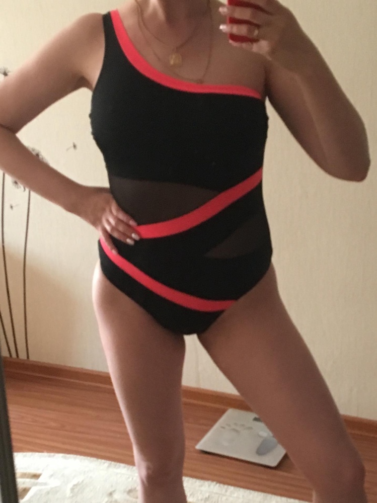 На мою не спортивную фигуру, рост 176, грудь 3 немного корректирует, выкупила