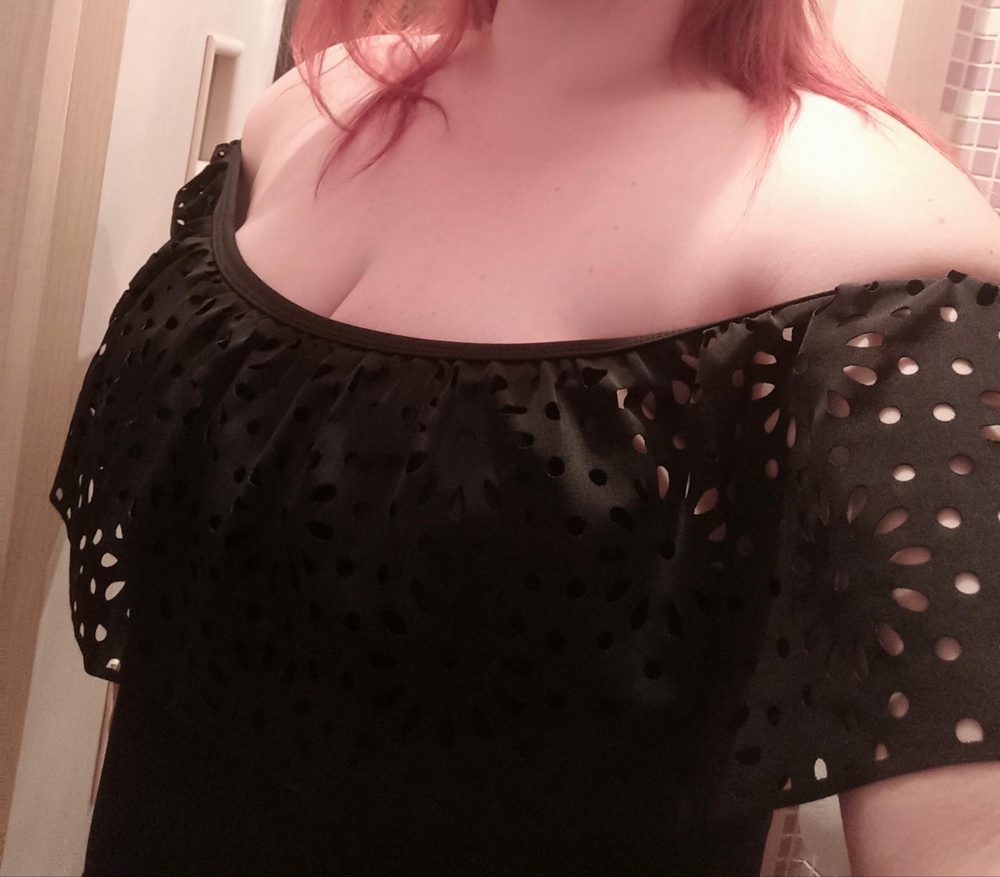 Долго думала об этой модели. Нравилась на картинке и по отзывам, многим очень идёт. Я сама девочка не худенькая. Решилась заказать 2XL. Мне очень понравился купальник) Объёмы 113/96/116. Купальник свободный, не давит, сидит достойно, немного подтягивает фигуру из-за двойной ткани спереди. Грудь держит (чтобы другие не писали в своих отзывах) всё держит, меньше прыгать надо)) Продавца рекомендую, всё быстро и качественно. Спасибо. Надеюсь, мой отзыв будет полезен. 😉👍