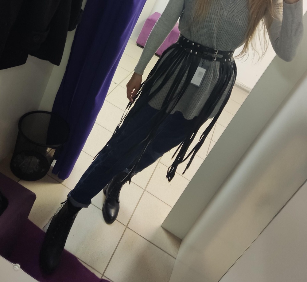 Красивый, на талию 62 и свитер налез, ещё две дырки осталось на ремне, но ремешки хлипковаты, на одном маленький залом.
Кстати, их реально заменить на более длинные.
Ещё положили подарочек, спасибо ☺️