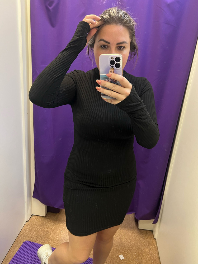 Базовое легкое платье! Думаю из-за добавления лайкры будет долго держать форму! Самое оно на осень