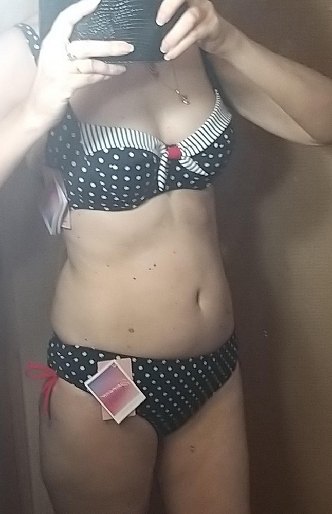 То что искала: без паролона, но грудь держит отлично. Идёт размер в размер. Есть подкладка из тонкой чёрной сетки. Очень удачно скроены лямки, закрывая по бокам грудь и не давая ей вываливаться.