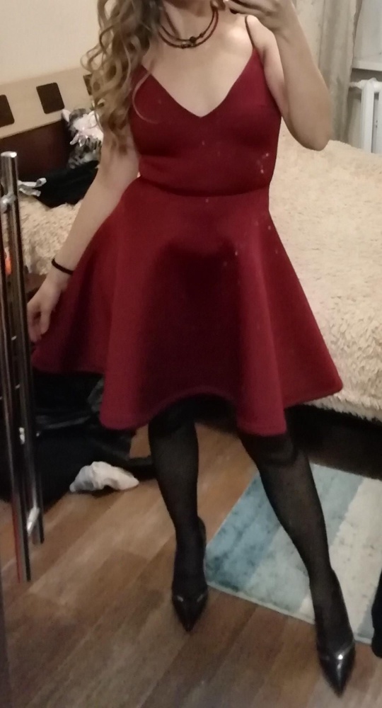 Платье плотное, ткань не похожа ни на что вобще, будто пористая, надевала без бюстгальтера, он туда не влез, даже если влезет будет видать его. Заломы на ткани были так же как и у некоторых покупателей, но все разгладилось за минуту пароотпаривателем.