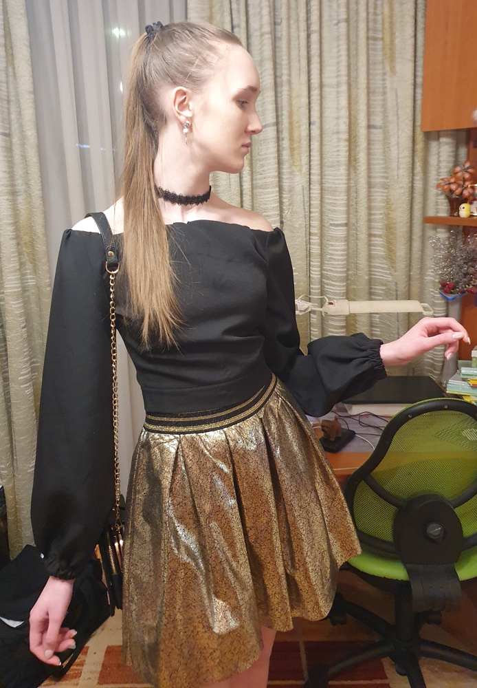 Прекрасный топ, который любой наряд делает стильным и элегантным. Качество безупречное, идеально садится по фигуре. Может комплектоваться как с изделиями этого же бренда (брюками, комбинезонами), так и с любыми другими вещами, имеющимися в гардеробе. При первом заказе в размере S блузка была только в черном цвете, ее и купили, а сегодня уже дополнительно заказали такую же в белом цвете (мерили ее раньше, сразу влюбились!) Спасибо производителю за шикарную и качественную одежду! 