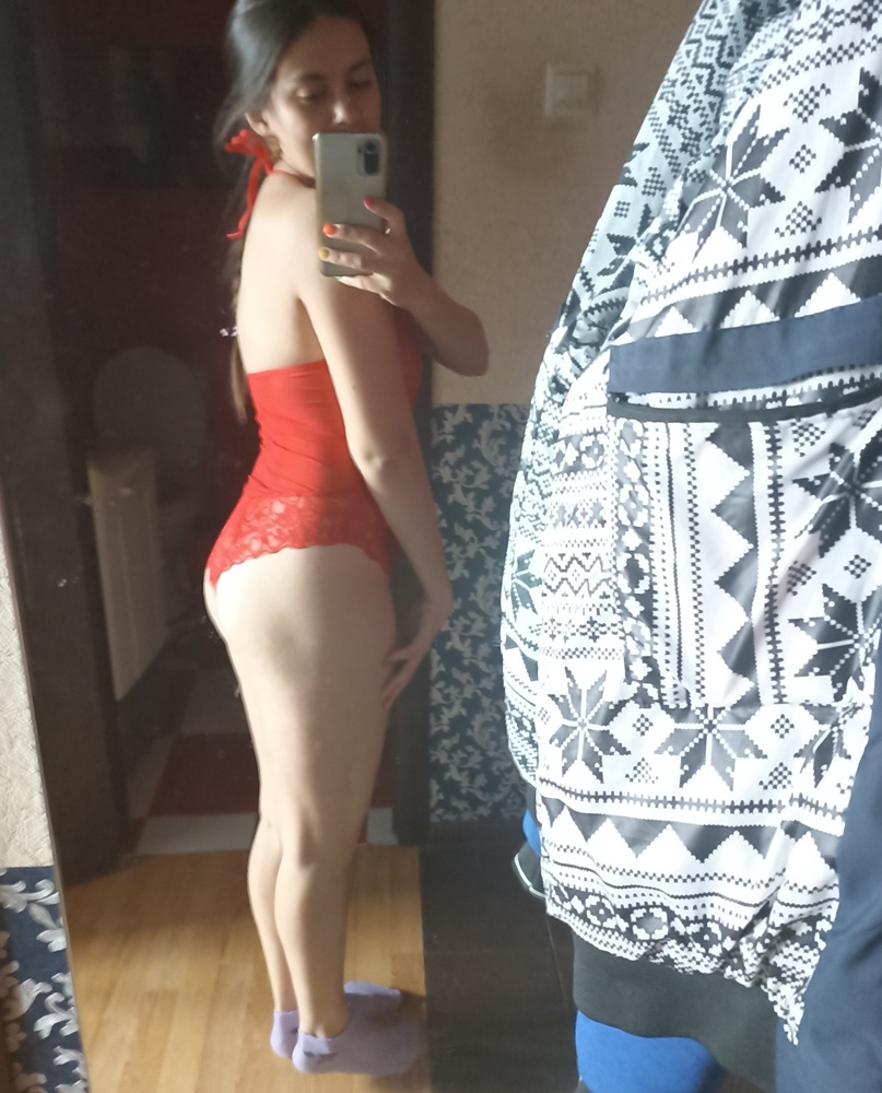 Пришёл за 2 дня, идеально, коробочка в коробочке так мило, пакет на замочке очень удобный оставлю себе пригодится, цвет яростно красный, огненный, эффектный, материал мягкий, на мой 42-44 ложится великолепно, кстати попку  подчёркивает сексуально. 