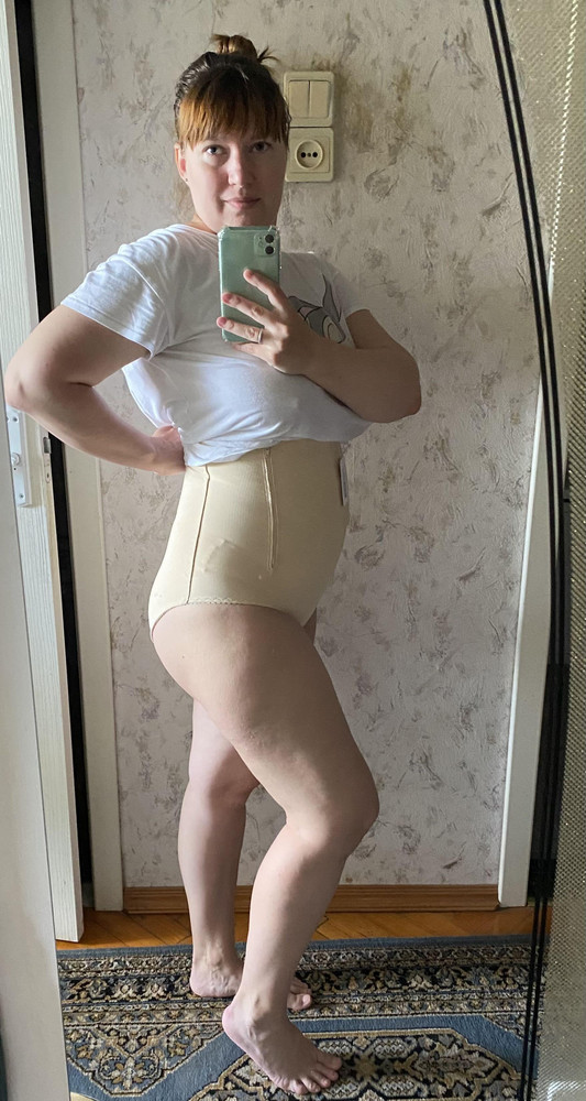 Качество отличное, на ОБ 105, взяла размер производителя 100. Сначала думала не влезу и не застегивался, но лёжа застегнула без проблем вообще. Язычок на замке-собачке хотелось бы большего размера, для более удобного хвата при застёгивании. 