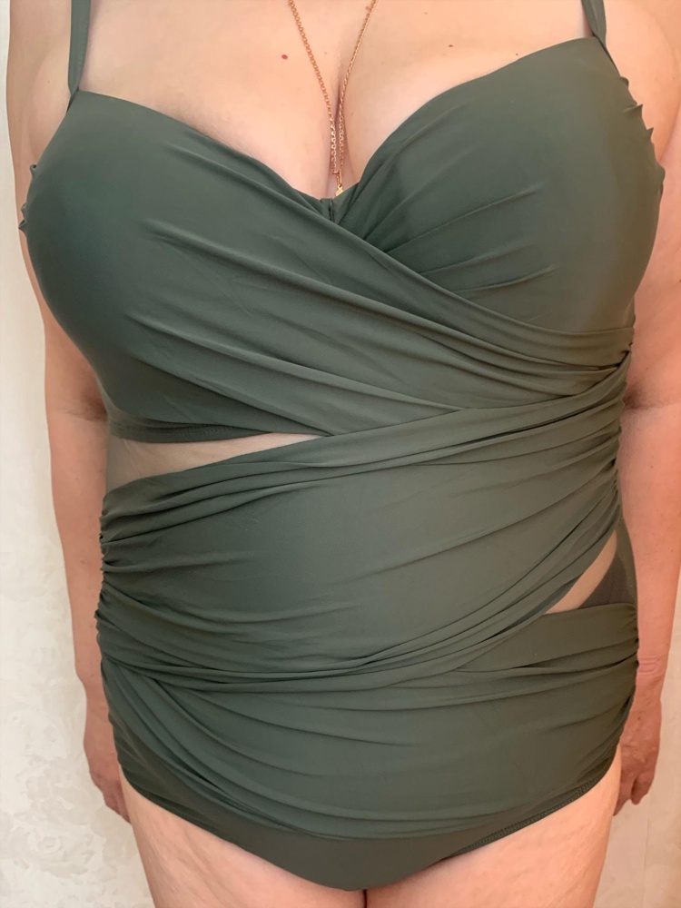 Купальник сплошной брала для мамы. Она в восторге! Это любовь с первого взгляда 😍 складочки на животике можно поправить и сделать купальник менее открытым. Утягивает немного, визуально стройнит, цвет просто огооонь!