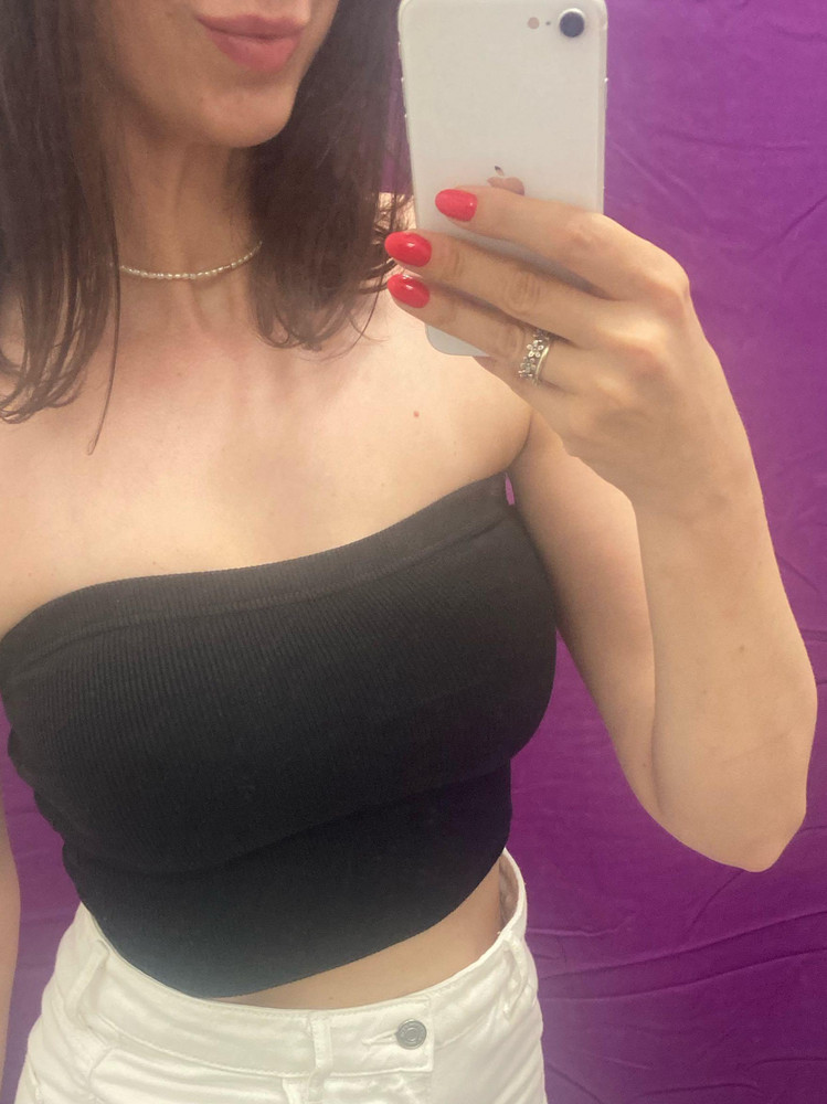 Отличный топ, боялась что будет сползать, но - нет, сидит отлично. Не просвечивает (по крайней мере, в чёрном цвете), можно носить без белья ) 