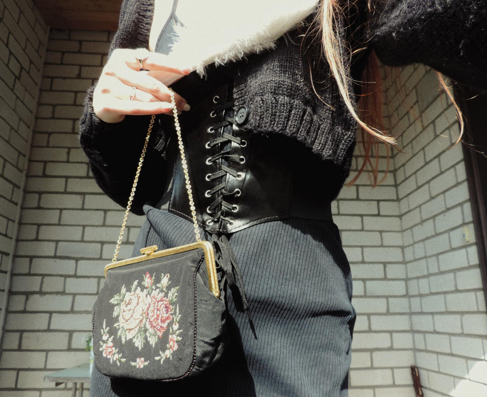 Прішел быстро, своіх денег стоіт. На теле ощущается комфортно + красівый)