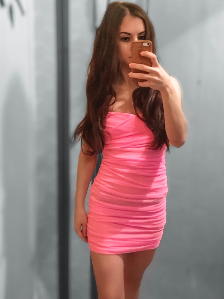 Не знаю кому как, но мне село платье идеально 😍я в восторге . Брала размер 34/164. Да, размер маломерит ; но только на 1!!!!! Размер !!! Платье рассчитано на стройных девушек. 