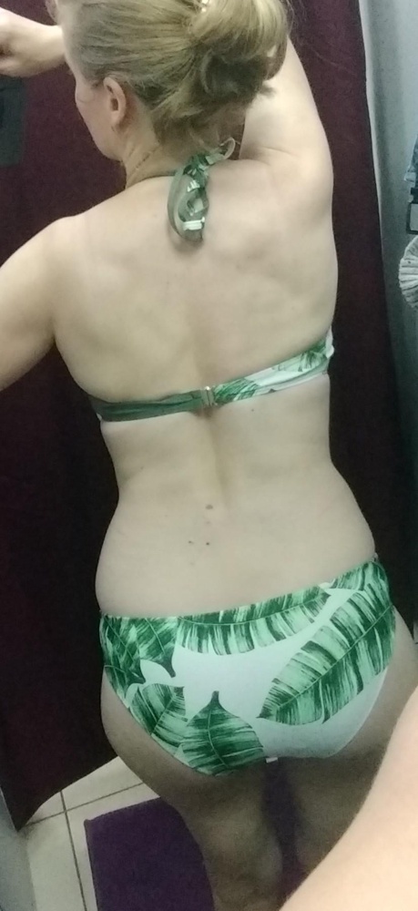 Видела этот купальник еще весной, влюбилась,но размера не оказалось нужного,быстро все разобрали. И вот он снова в продаже, обрадовалась, заказала размер L. На ОГ-93 (чашка В)-сел,как влитой, С тоже отлично поместится. ОПГ~ 80-81
ОТ-78, ОБ-105 (а вот тут мой жирок на бедрах меня подвел; не понравилось как на мне сидят плавки,хотя легко вошла в них; жаль,что не на завязках,было бы лучше)
А самое для меня грустное, из-за чего я расстроилась больше всего-это цвет,вкрапления то ли салатового цвета, то ли желтоватого(мне такой совсем не идёт). Думала все в оливково-белой гамме(((
Качество отменное!