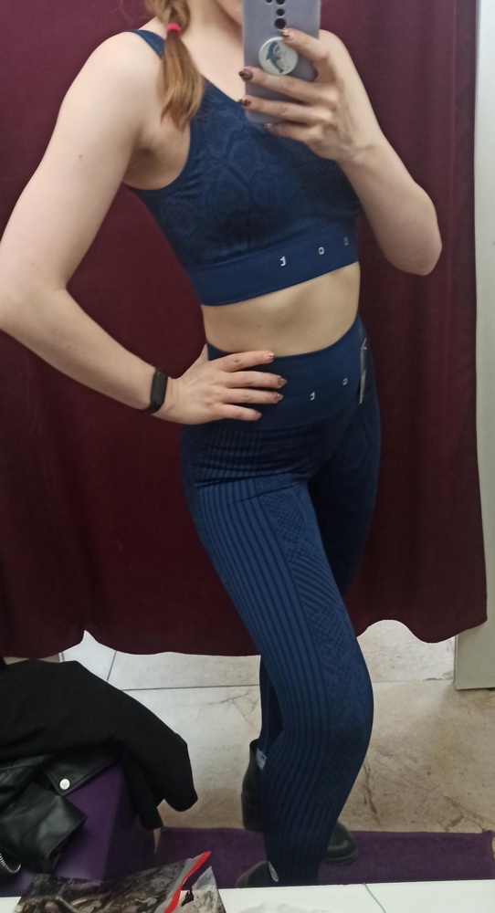 Очень удобный костюм. Подтянул всё лишнее, подчеркнул всё нужное. Ткань плотная, ничего не просвечивает.