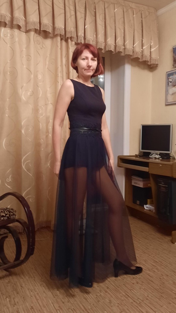 Платье супер. На размер 42 и рост 160 см. S, село идеально. При том, что я худенькая и короткая, смотрюсь,  великолепно. В нём я не кажусь худой и короткой. Если немного добавить блёстки,  на новогодний корпоратив шикарно будет.