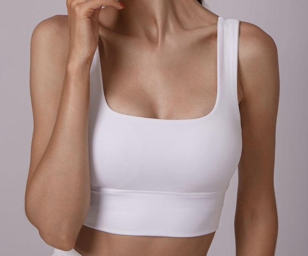 Не соответствует описанию и фото. Буду сдавать. На картинках синтетика и фасон другой. Прислали хлопковый. По типу обрезанной майки алкоголички в рубчик :(( 