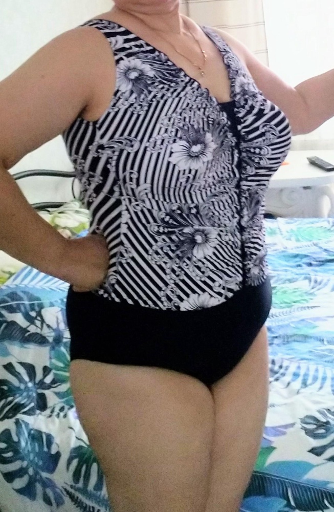 Замечательный купальник , качество отличное , грудь держит , не плющит , подклад не тянет , санитарная ластовица есть ,  цвет глубокий яркий , на втором фото хорошо это видно , По размеру : ношу низ 54 верх 56 рост 167. 60 размер от поставщика идёт четко на 56 размер , грудь D,  по росту можно и на 170 надеть легко , мне лямки чуть длинноваты (не критично)и попа побольше легко войдёт )  вывод : рекомендую к покупке !