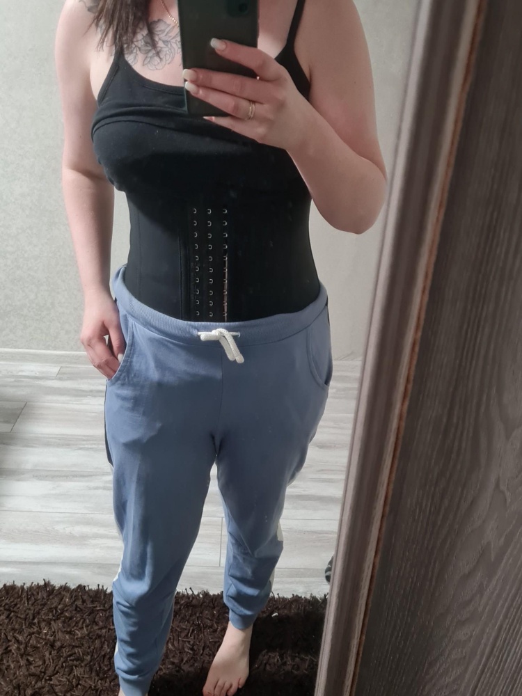 Утягивает прекрасно, ношу М но заказала Л и не прогадала. Размер М на себе бы застегнула