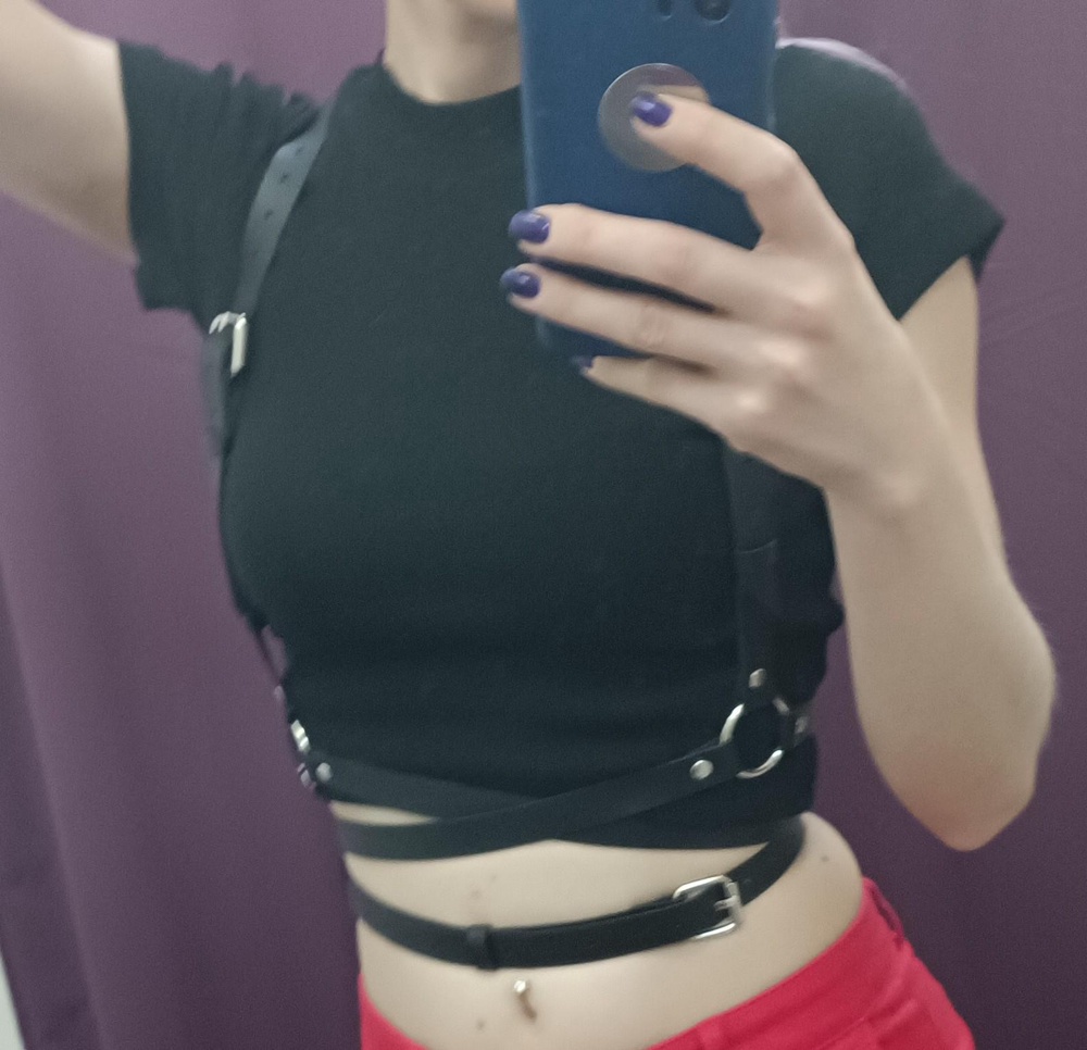 Прикольная вещь, мне на мой 42-44 размер S подошел хорошо, застежка только немного сбоку.