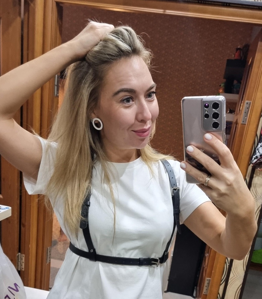 Портупея из хорошего кожзама. Всё ремешки без торчащих ниток, закреплены на изделии хорошо.Носить очень удобно!Стильно и качественно!Рекомендую к покупке!!!