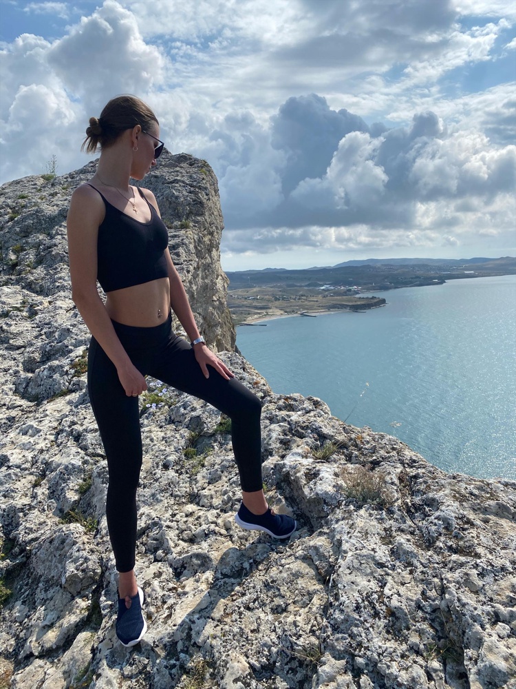 Очень удобный топ, очень часто одевала его в отпуске. Качество конечно не очень, торчат нитки… Пережил несколько стирок, пока всё норм. Из за чашек, не нужно носить бюстгальтер, а это 👍