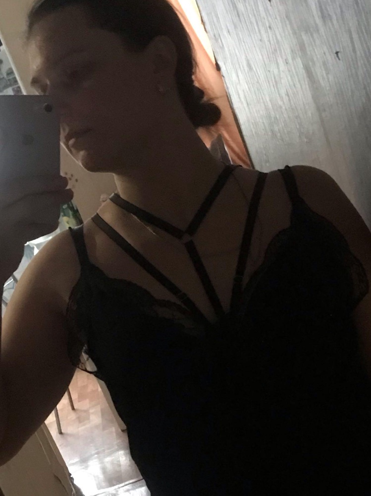 Интересная вещица, правда есть недоработки на рост 163. По центру висит линия. И хотя производитель рекомендовал правильно отрегулировать, это не работает, если не хотите чтобы перетягивало. Придётся подшить самой. на параметры под грудью 82 сильно передавливает.