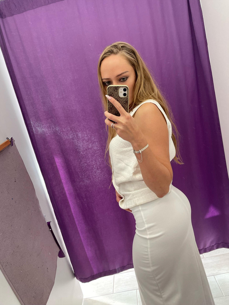 Интересная юбка, ткань похожа на трикотаж средней плотности, тянется