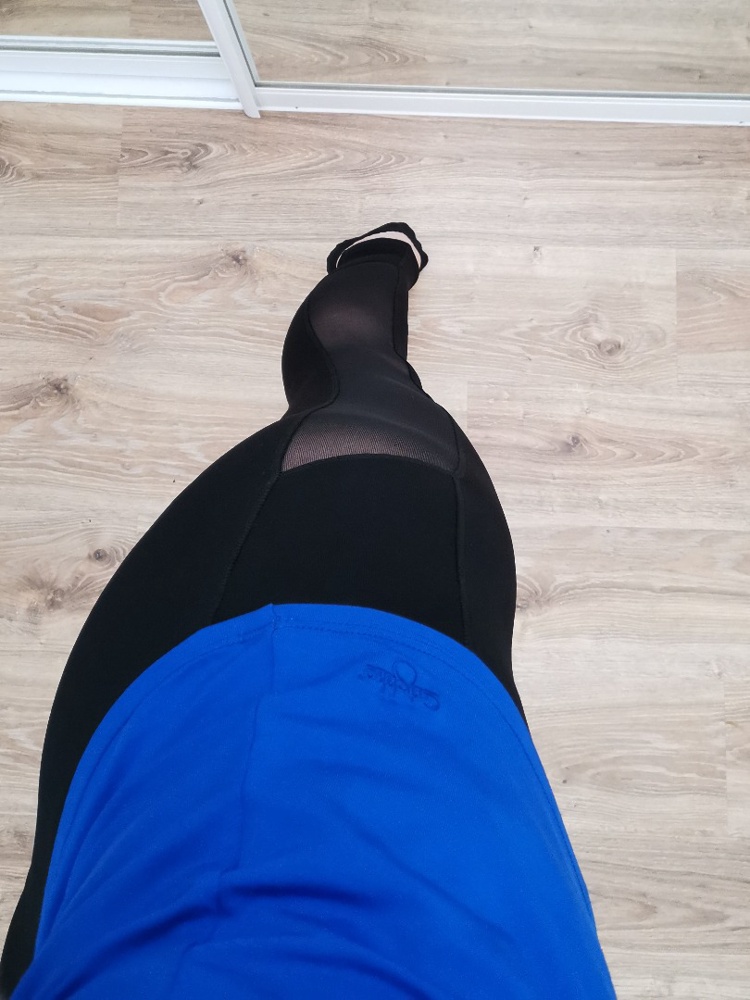 Хорошие. Не просвечиваются, на упаковке другие размеры указаны, прикладываю фото кому-то пригодится. Зацепки правда очень быстро даже от рук цепляются. Сидят к телу приятно, напоминает как омса колготки с массажным эффектом. Запаха нет неприятного. Швы, сетка качественные нет дырок. Думаю заказать s и посмотрю какие оставить, хотя и эти сели. Но боюсь они растянутся и в коленках можно поменьше, поэтому померяю ещё S.