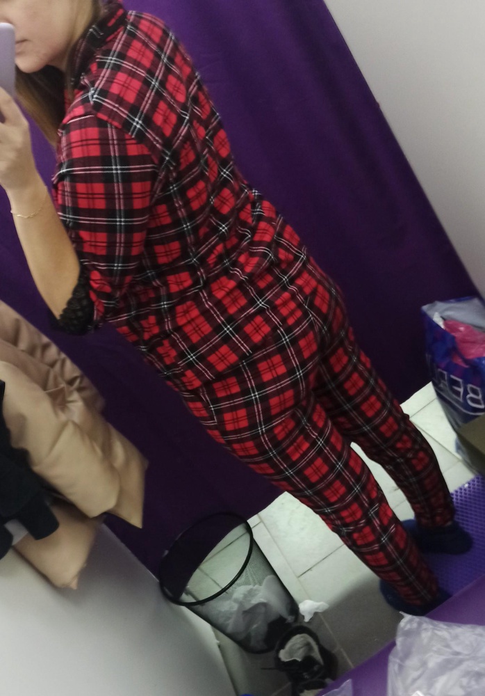 Классная пижама. Не утеплённая. приятная. Яркая. 54 размер подошёл на 52( ог 103 от 93 об 116 ), не давит. Штанишки узкие к низу , это плюс)