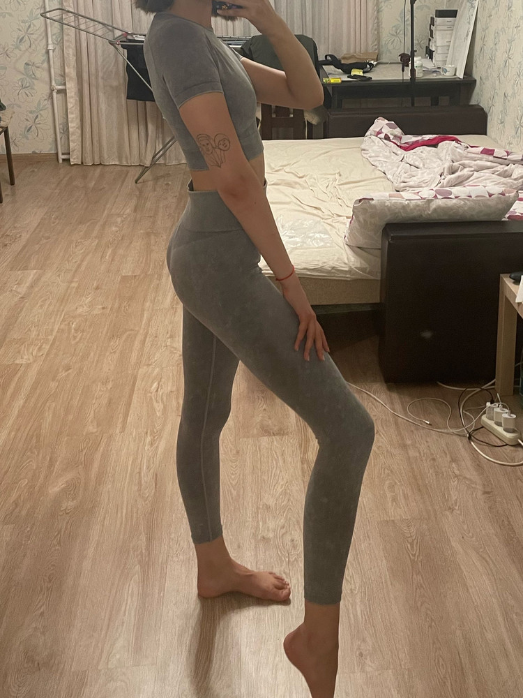 Костюм из плотной, но очень мягкой ткани. Не просвечивает от слова совсем. Безумно приятный к телу, держит грудь и попу хорошо. Выглядит стильно и лаконично. Брала на размер больше, чем ношу, но тем не менее костюм сел идеально. Это любовь с первого взглядя😍 рост 174, от:62, об:90. Заказала М